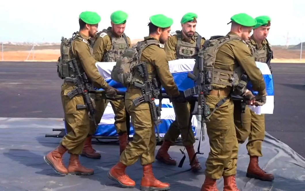 Soldats de la brigade Nahal transportant les corps d'otages