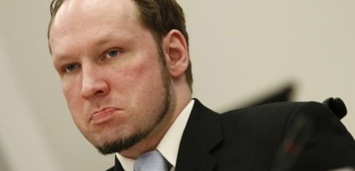 L'assassin norvégien Anders Breivik demande sa liberté conditionnelle en faisant un salut nazi