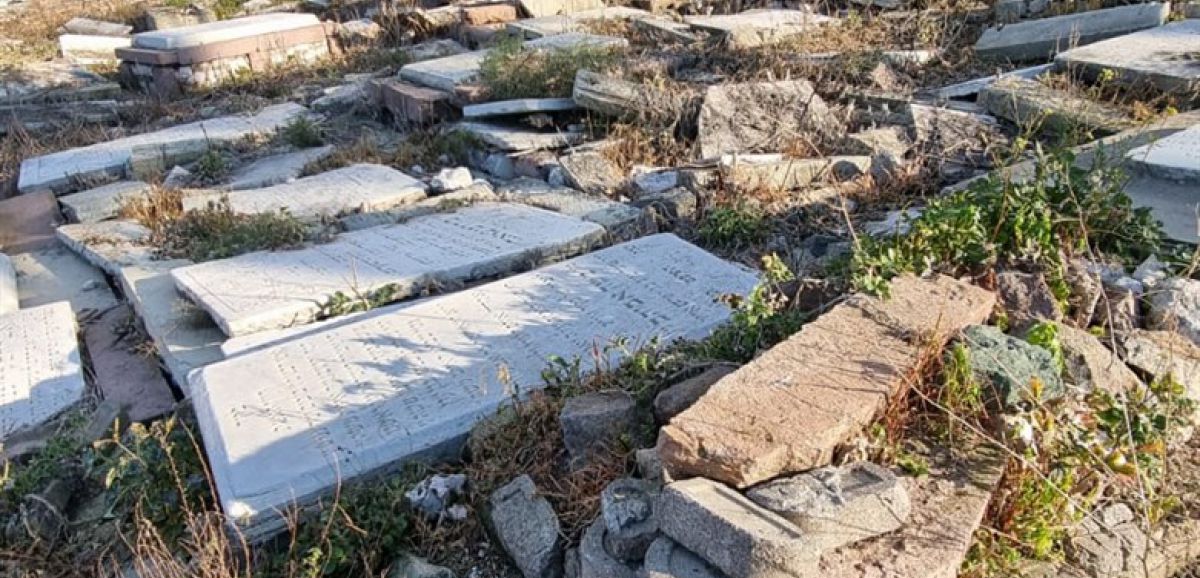 Des dizaines de pierre tombales brisées dans un cimetière juif en Turquie