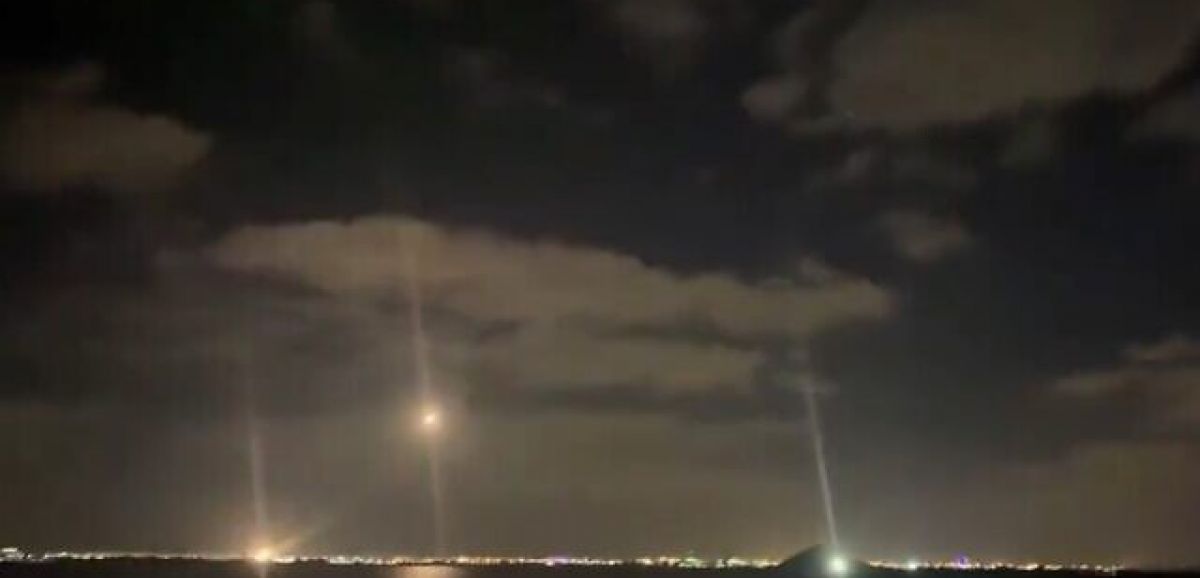 Les Emirats interceptent 2 missiles balistiques au-dessus d'Abu Dhabi tirés par les Houthis