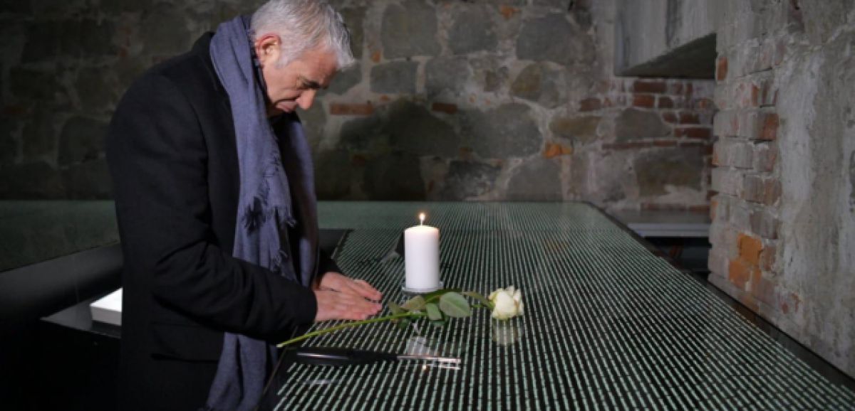 Yaïr Lapid rend hommage à son grand-père tué au camp de Mauthausen ; Les Autrichiens s'excusent