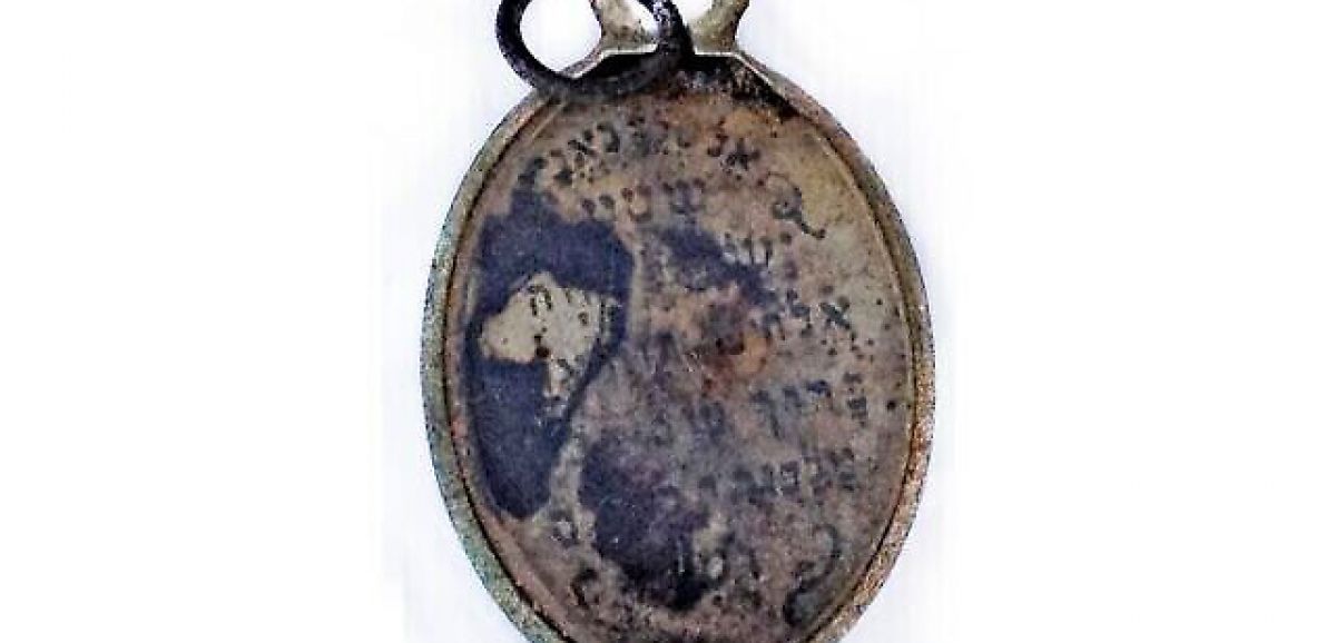 Des pendentifs "Shema Yisrael" découverts dans le camp de Sobibor, en Pologne