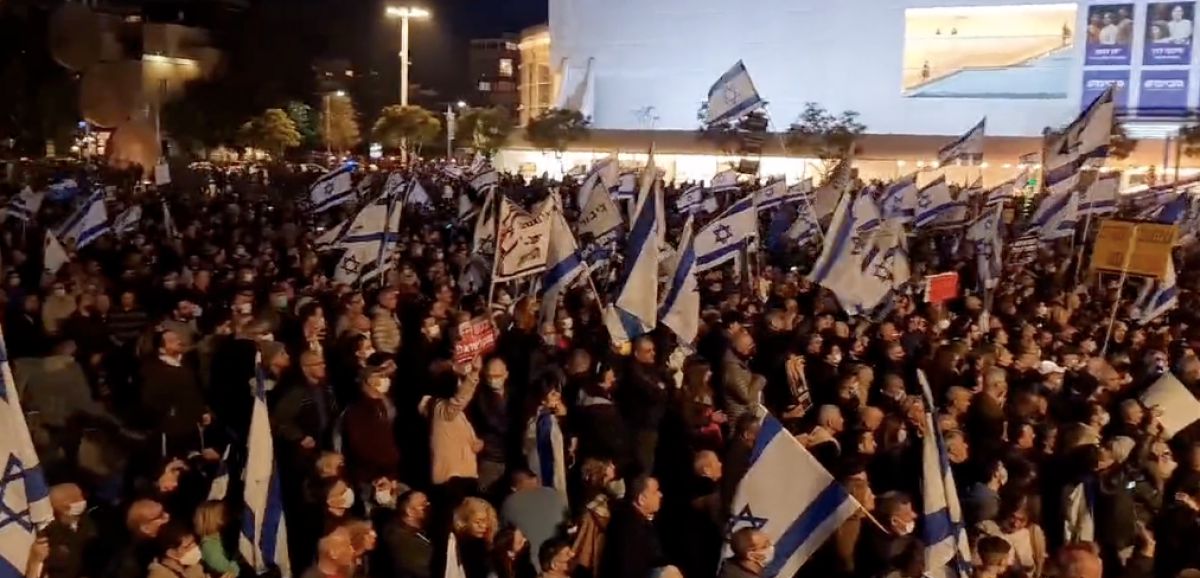 Des milliers d'Israéliens manifestent à Tel Aviv pour exiger une enquête sur l'affaire d'espionnage de la police
