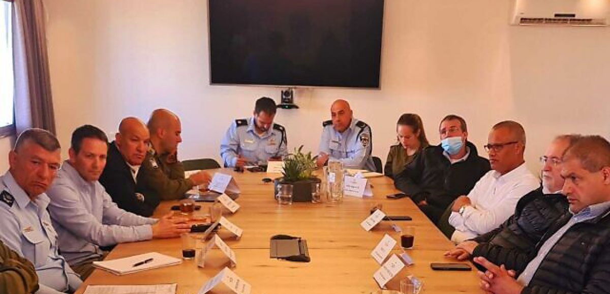 Suite à l'attentat de Beer Sheva, des dirigeants juifs et arabes locaux rencontrent des responsables de la police