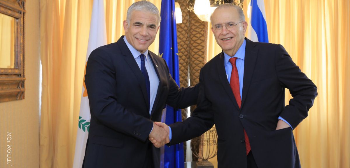 Yaïr Lapid rencontre le ministre chypriote des Affaires étrangères en Grèce