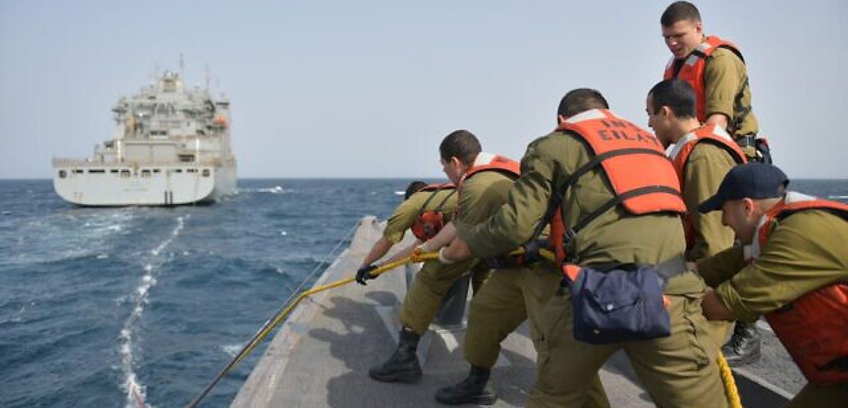 Des navires de guerre israéliens s'exercent à se ravitailler à partir d'un pétrolier américain en mer Rouge