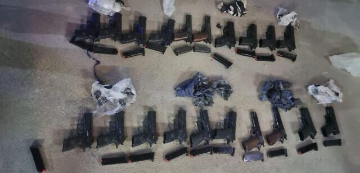 Saisie de 20 armes de poing à des trafiquants d'armes palestiniens dans le sud d'Israël