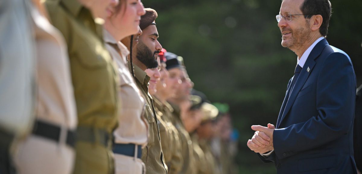 "Héroïnes et héros": Isaac Herzog rend hommage à 120 soldats et officiers exceptionnels de Tsahal