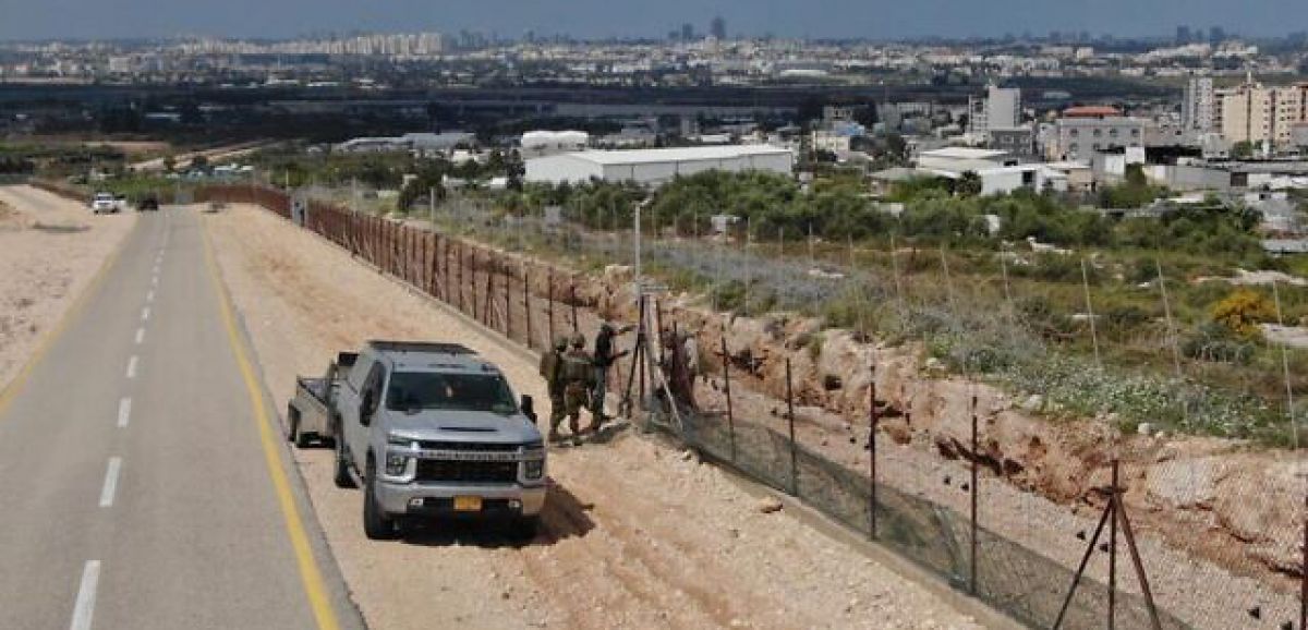 Attentat à Elad : les terroristes seraient entrés en Israël par une brèche dans la barrière de sécurité