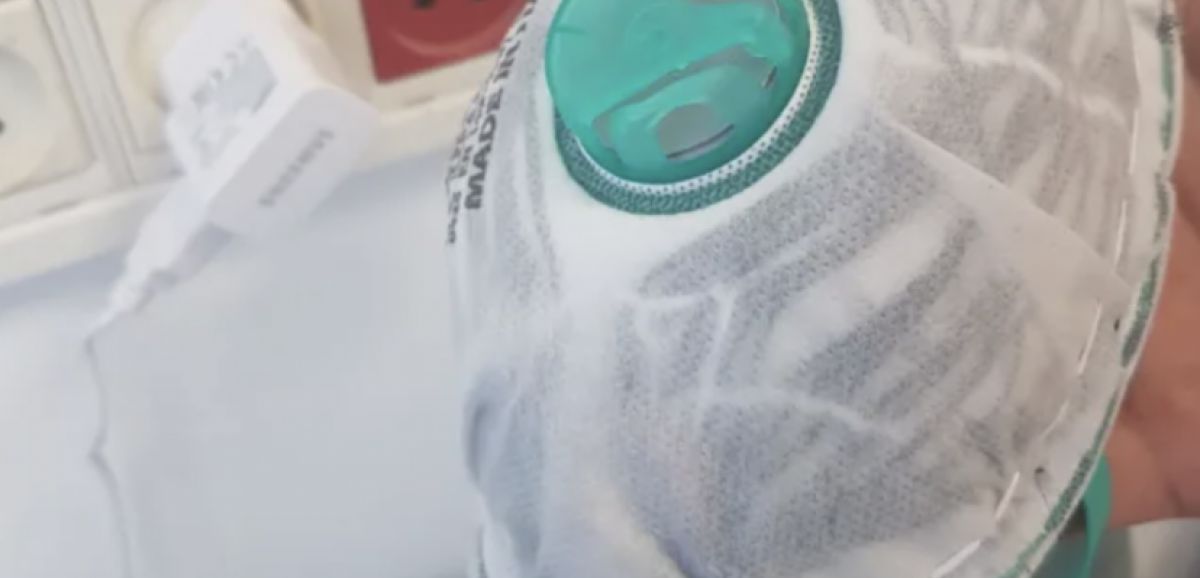 Des chercheurs israéliens développent un masque "auto-désinfectant"