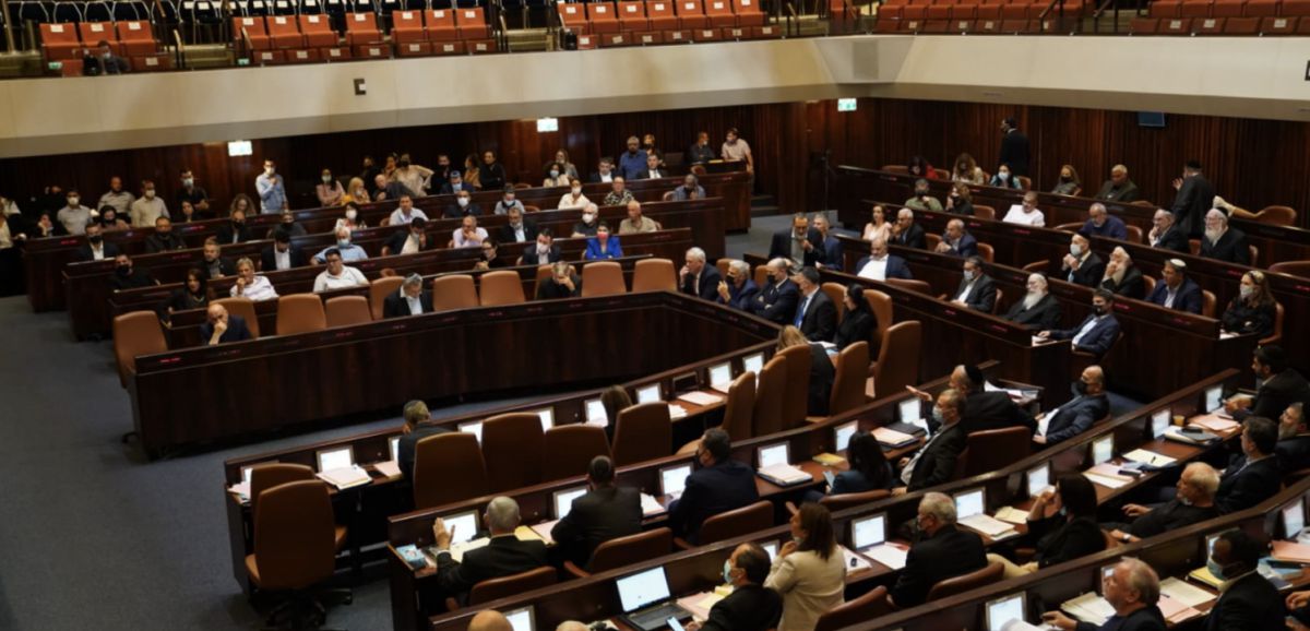 Un projet de loi interdisant les drapeaux palestiniens dans les institutions voté à la Knesset