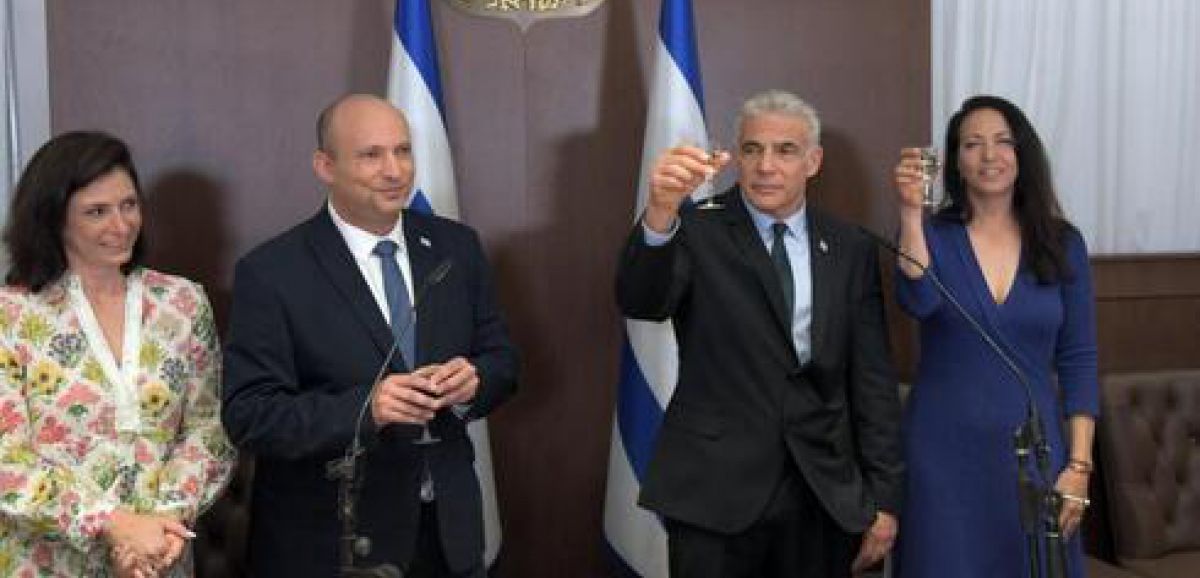 "Bonne chance mon frère", dit Bennett à Lapid lors de la passation de pouvoir