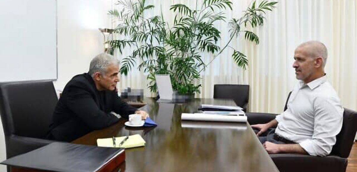 Yaïr Lapid tient sa première réunion avec le chef du Shin Bet