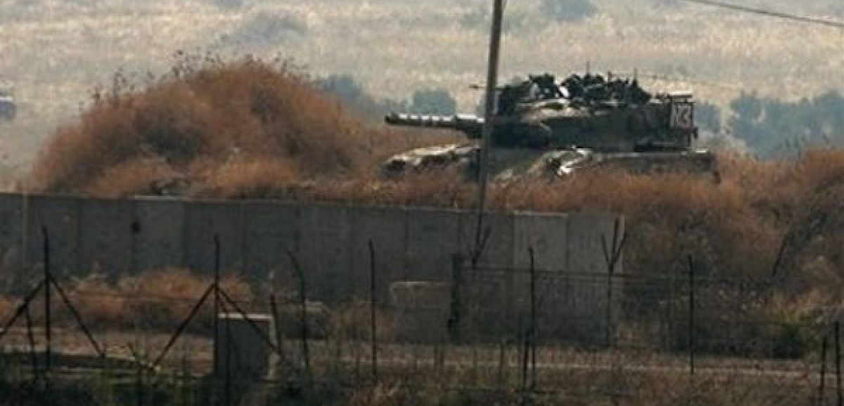2 soldats libanais armés d'un lance-roquettes ont fait face à un char israélien à la frontière