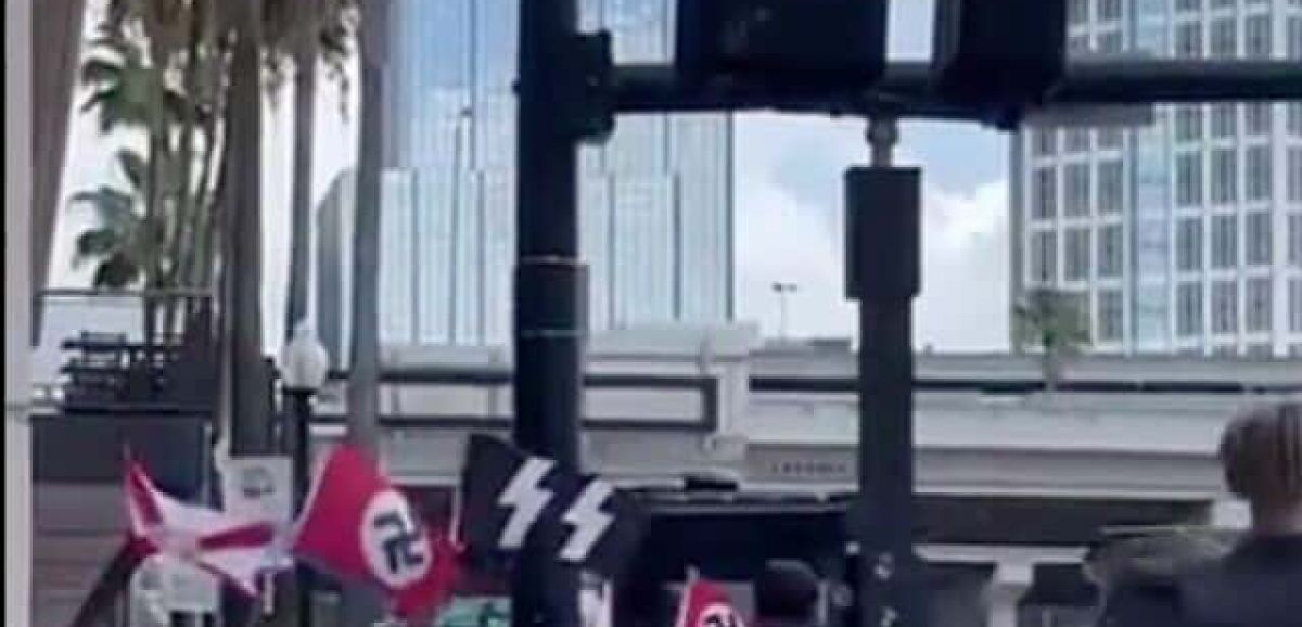 Des néo-nazis se rassemblent avec des croix gammées devant la conférence des jeunes conservateurs de Floride