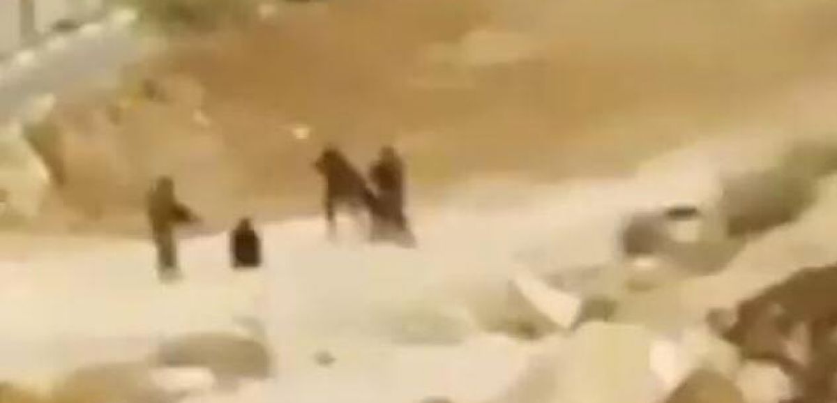 Tsahal suspend des soldats filmés en train de battre des détenus palestiniens en Judée-Samarie