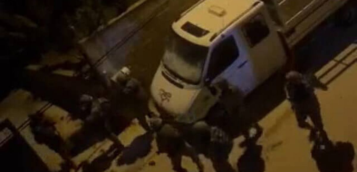 Tsahal enquête sur des soldats vus en train de vandaliser une voiture dans une ville palestinienne