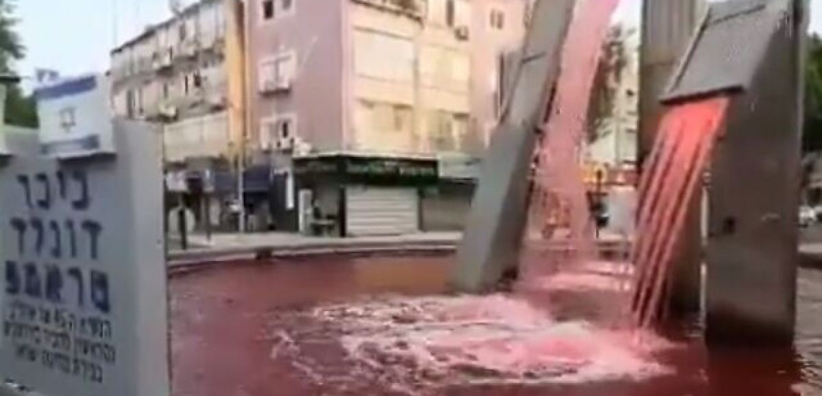 La fontaine de la place Donald Trump à Petah Tikva rejette du faux sang pour protester contre l'annexion
