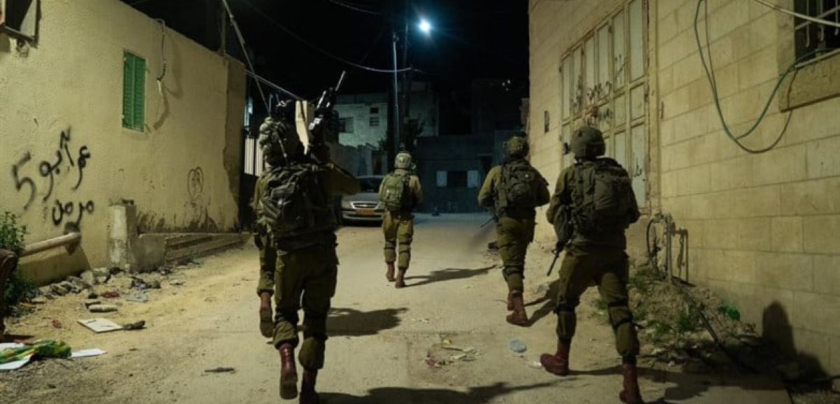 Tsahal arrête 15 suspects terroristes palestiniens en Judée-Samarie
