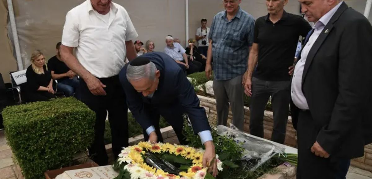 Une lettre menaçant le Premier ministre retrouvée sur la tombe de son frère, Yoni Netanyahou