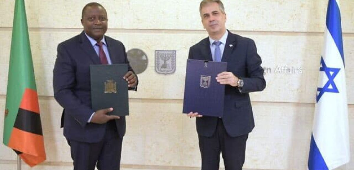 Eli Cohen signe des accords de coopération à Jérusalem avec son homologue zambien