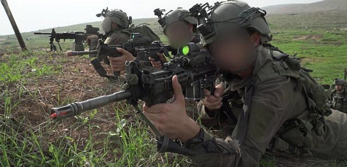 Les forces de sécurité israéliennes arrêtent un suspect terroriste lors d'un raid à Tulkarem en Judée-Samarie