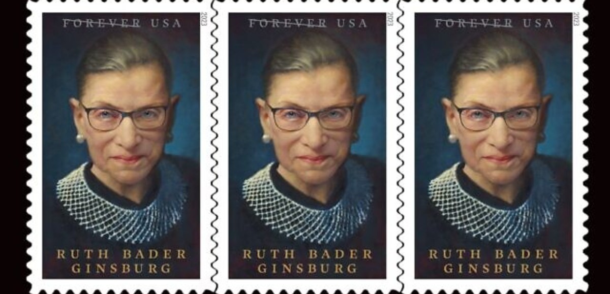 Le service postal américain publie un timbre représentant l'icône juive libérale Ruth Bader Ginsburg