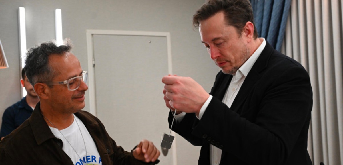 Elon Musk promet de porter le symbole des otages de Gaza