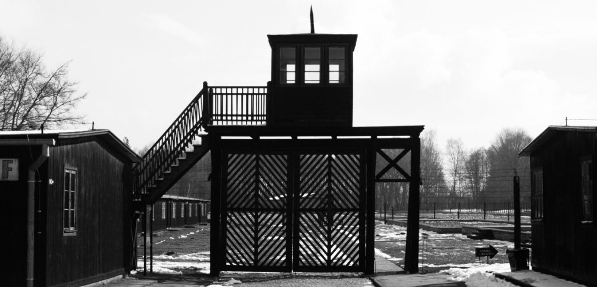 Un ancien gardien de prison de camp nazi s'excuse lors de son procès