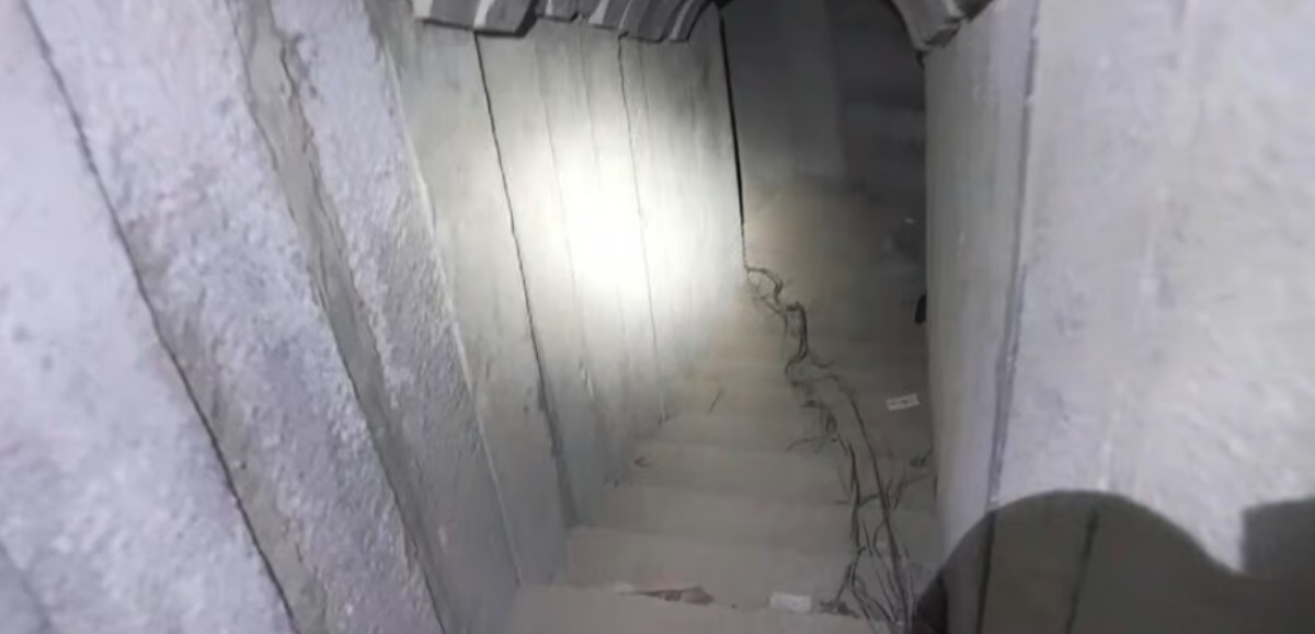 Tsahal publie des images d'un tunnel où se trouvaient des otages israéliens à Khan Younès