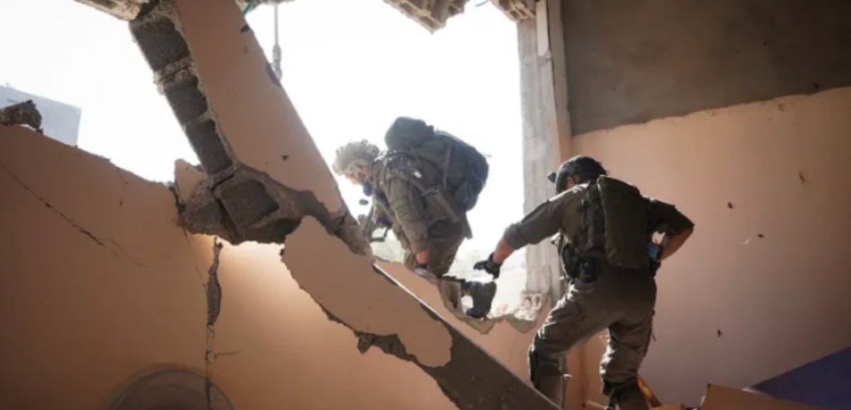 Gaza : raids des forces israéliennes dans les bureaux des hauts commandants du Hamas