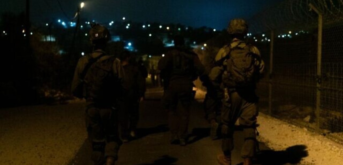 Tsahal arrête 17 Palestiniens recherchés pour terrorisme en Judée-Samarie 