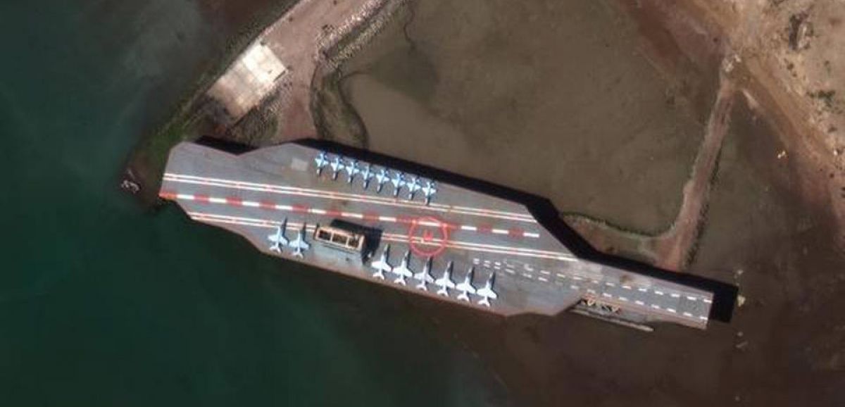 Un faux porte-avion américain déplacé par l'Iran vers le détroit d'Ormuz