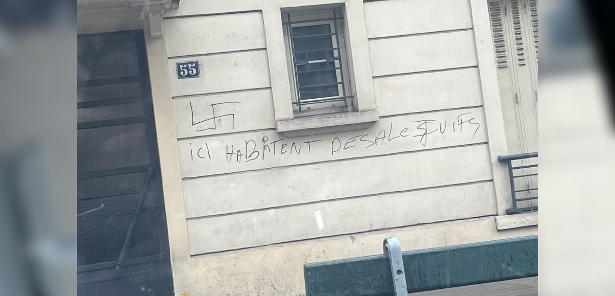 Paris: Une croix gammée et un tag antisémite découverts sur un mur dans le 16e arrondisement