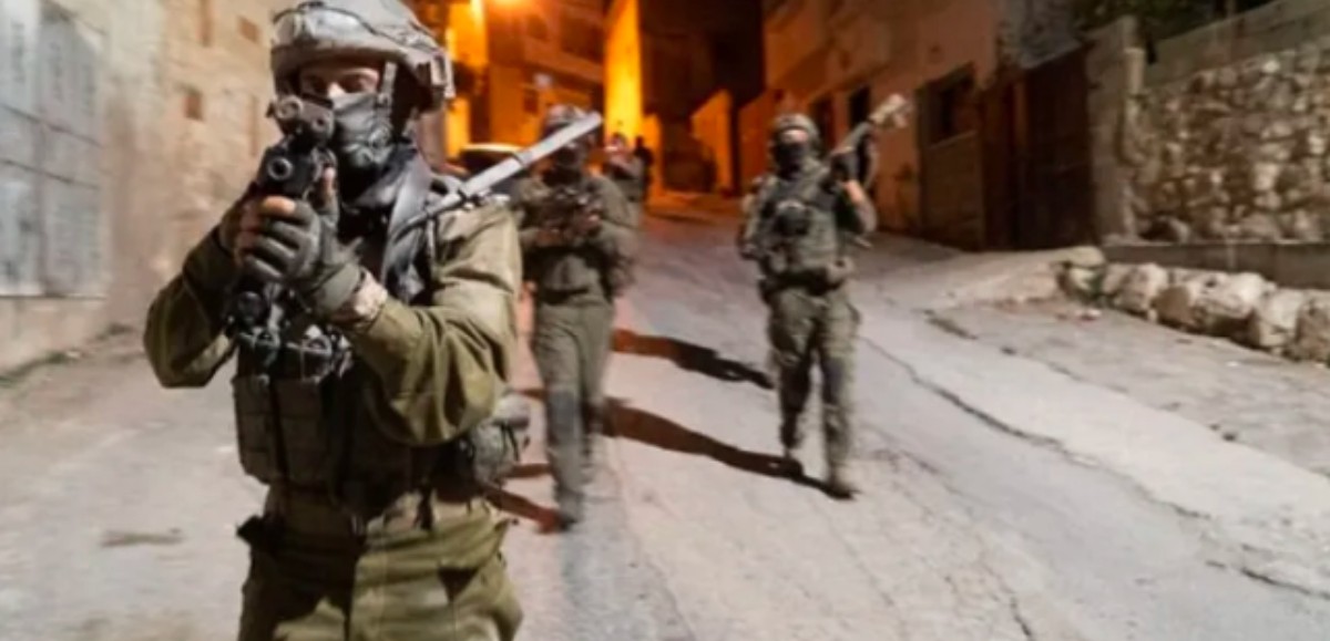 Tsahal a arrêté 13 Palestiniens recherchés pour terrorisme en Judée-Samarie 
