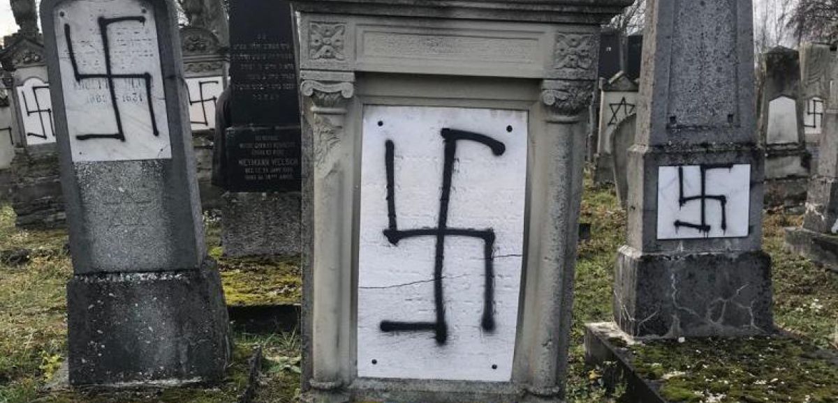 En Russie, une trentaine de pierres tombales du cimetière juif de Saint-Pétersbourg ont été profané