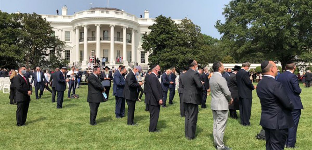 Accords de normalisation: Des dizaines de personnes prient Minha sur la pelouse de la Maison Blanche