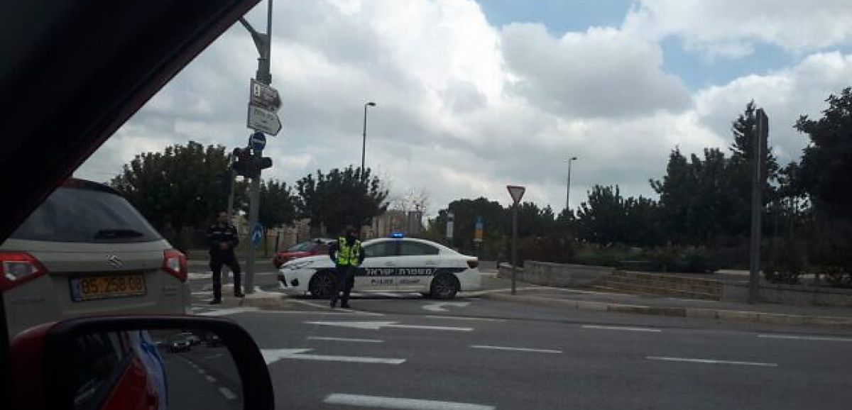 La police arrête des manifestants qui protestaient contre la fermeture de la Knesset
