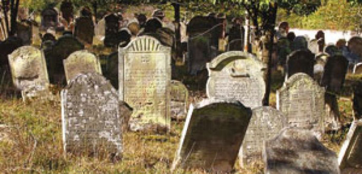 De fortes pluies révèlent des restes du cimetière juif roumain détruit par les fascistes en 1943