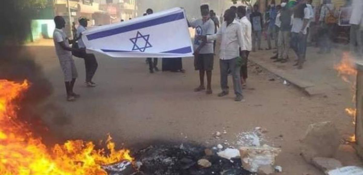 Des manifestants brûlent le drapeau d'Israël au Soudan pour protester contre la normalisation des relations