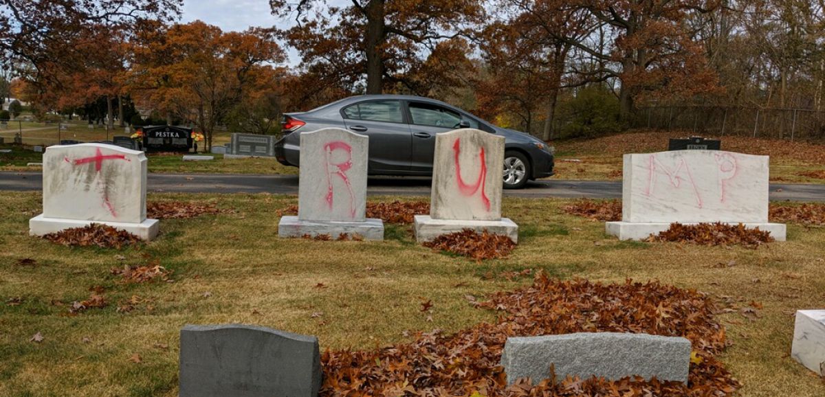 Un cimetière juif tagué à la peinture rouge dans le Michigan avec l'inscription "Trump"
