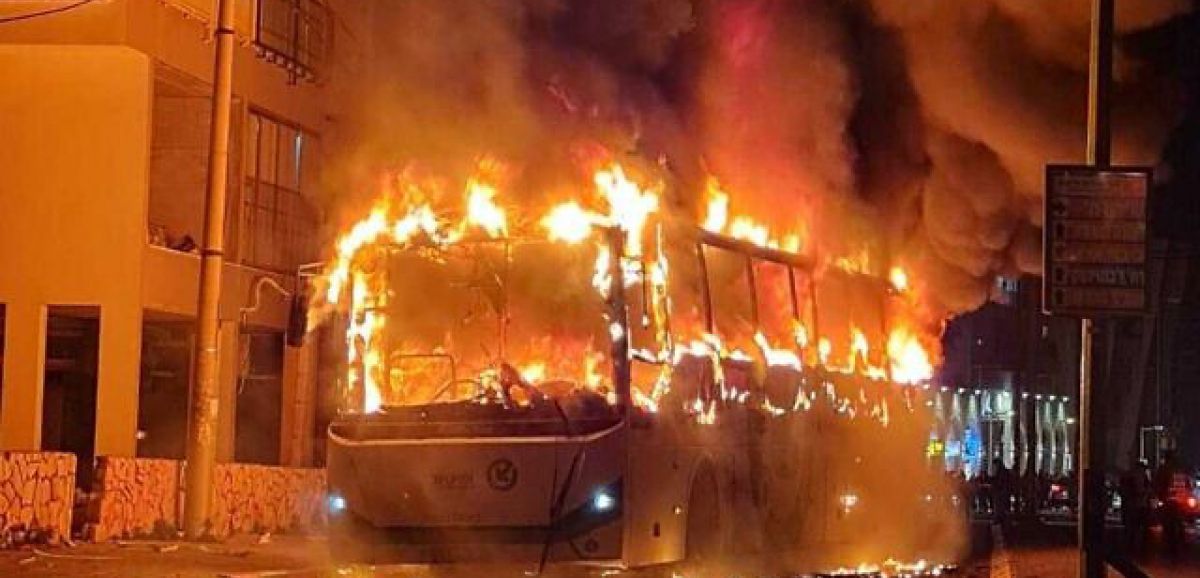 La police et les manifestants s'affrontent violemment à Bnei Brak, un bus incendié