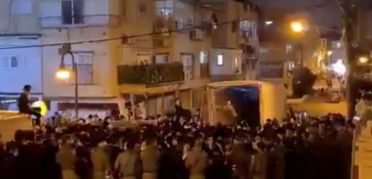 Des milliers d'Orthodoxes se rassemblent à Bnei Brak pour l'enterrement d'un Rabbin mort du coronavirus
