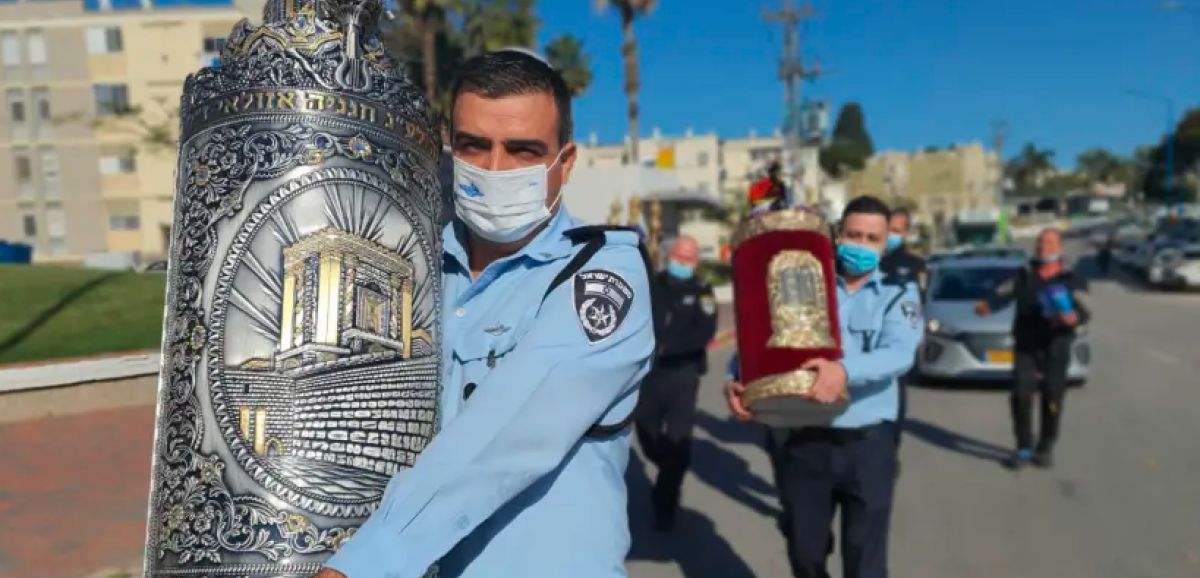 La police israélienne restitue 7 Sifrei Torah volés à la synagogue de Sderot