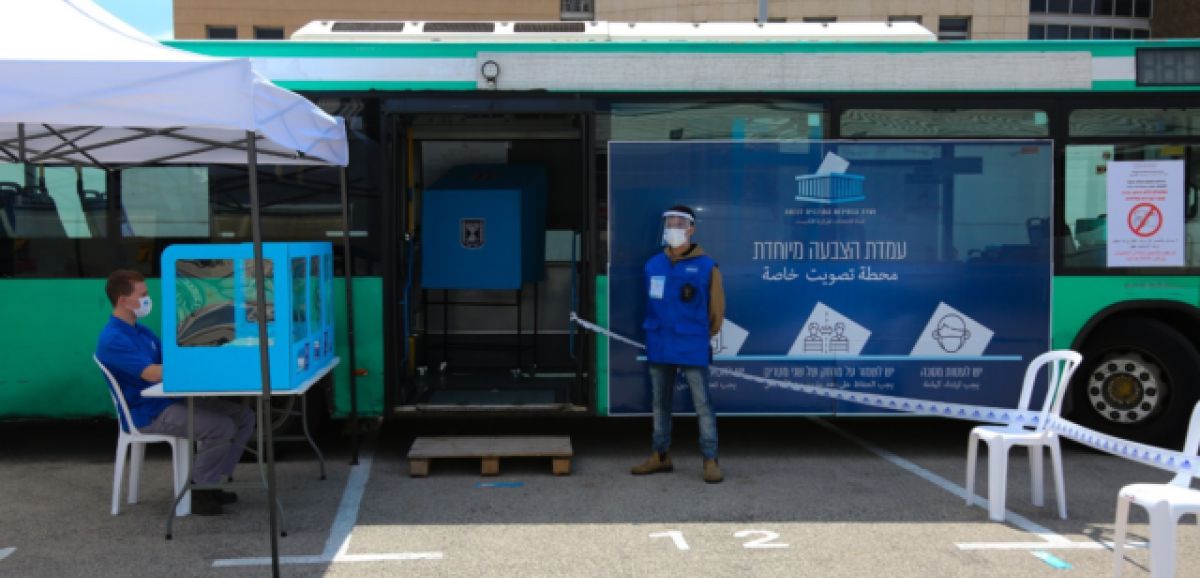 "Voto-bus" et urnes à l'aéroport: Israël prépare un scrutin sanitaire