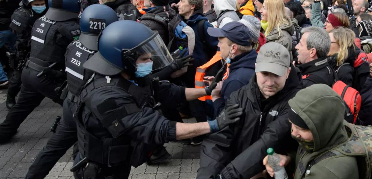 Europe: manifestations contre les mesures sanitaires anti Covid-19 et des violences avec la police