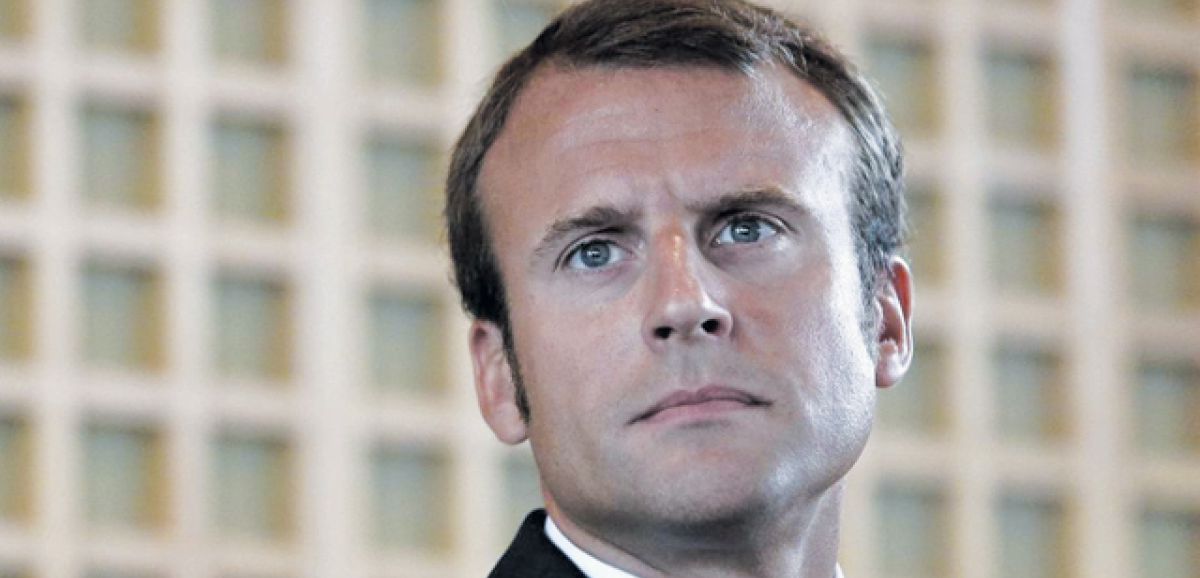 Emmanuel Macron le concède: La France et l'UE ont pris "moins vite" le "virage" de l'ARN messager
