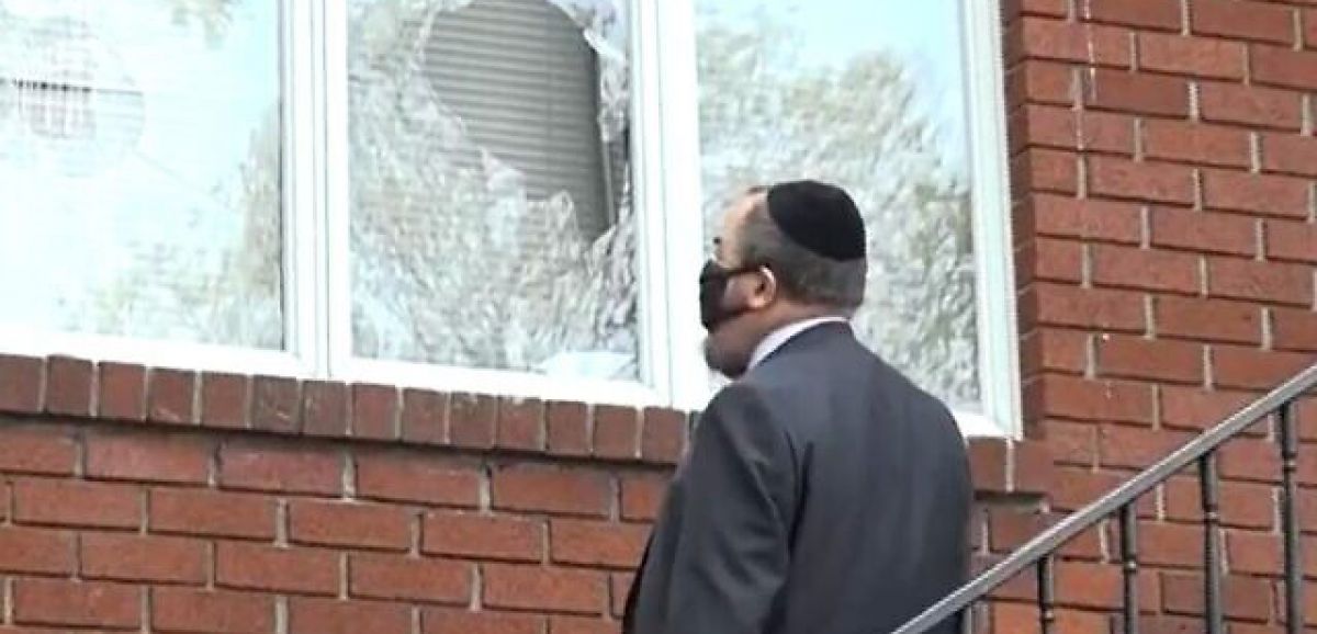 4 synagogues vandalisées à New York, des fenêtres brisées