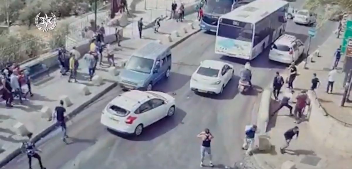 Un chauffeur israélien perd le contrôle de son véhicule après une attaque par jets de pierres