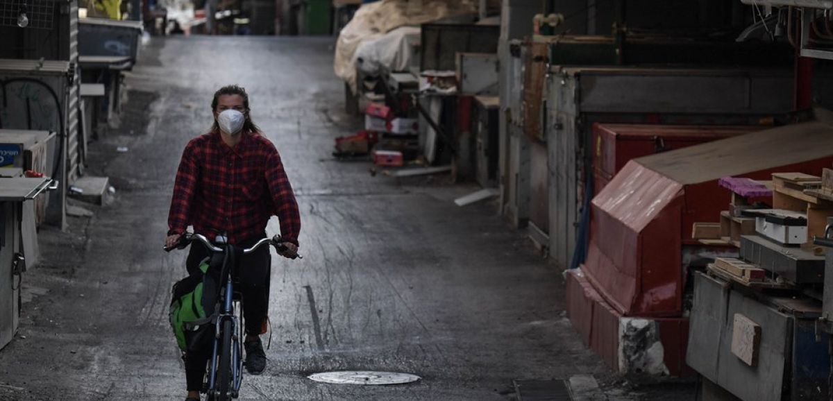 Le masque à nouveau obligatoire dans les espaces clos en Israël à partir de ce vendredi à midi
